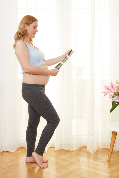 kobieta w ciąży z USG - Zdjęcie, obraz