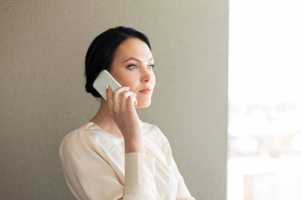 businesswoman calling on smartphone - Zdjęcie, obraz