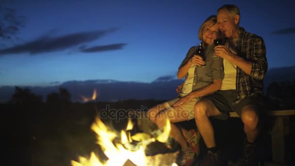  aînés se refroidissant près du feu de camp
 - Séquence, vidéo