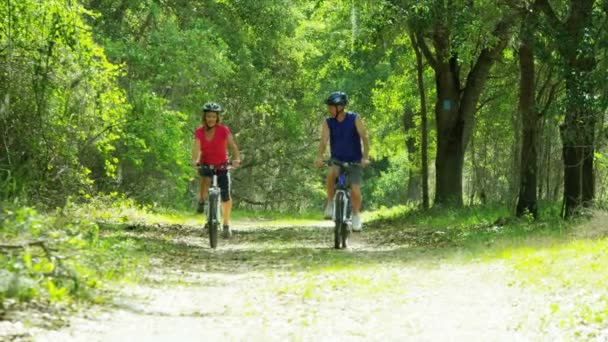 seniorzy na rowerze na kondycję - Materiał filmowy, wideo