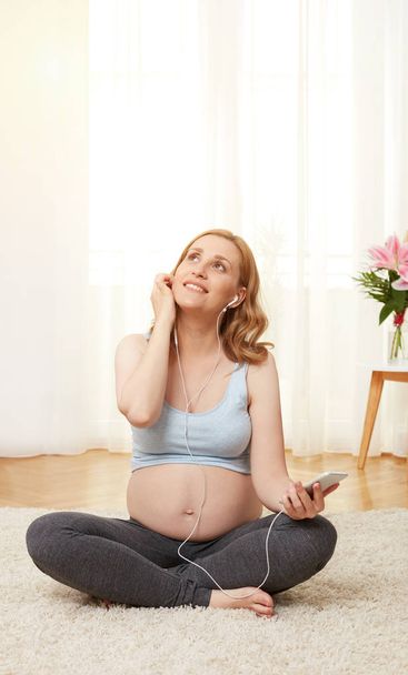 mujer embarazada escuchando música
 - Foto, Imagen
