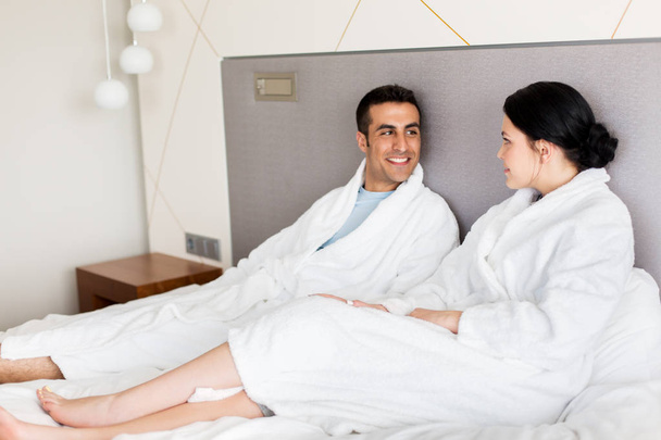 happy couple in bed at home or hotel room - Φωτογραφία, εικόνα