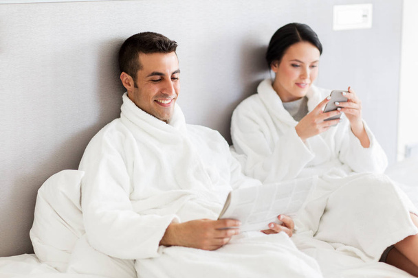happy couple in bed at home or hotel room - Foto, imagen