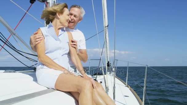 Couple naviguant sur le yacht
 - Séquence, vidéo