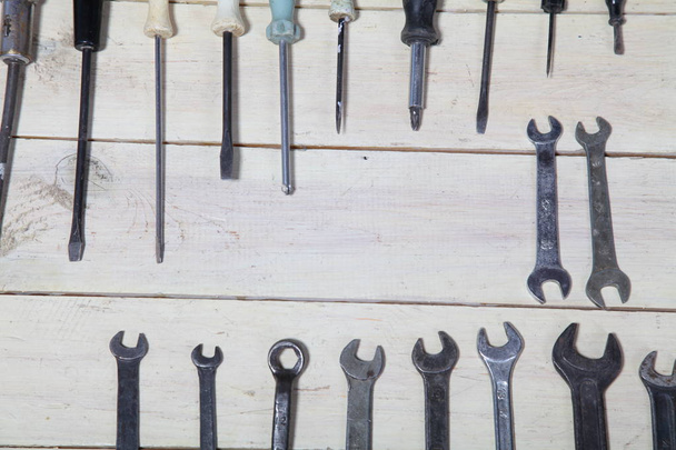martillos de construcción destornillador herramienta de reparación alicates en las tablas
 - Foto, imagen