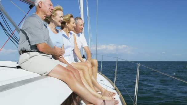 przyjaciele na swojej łodzi żaglowych - Materiał filmowy, wideo