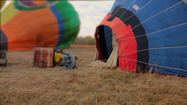 Globo de aire inflado con quemador de gas propano antes del vuelo
 - Metraje, vídeo