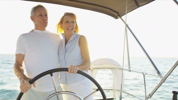 Paar auf seiner Segeljacht  - Filmmaterial, Video