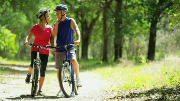 Senioren fietsen om te houden fit  - Video