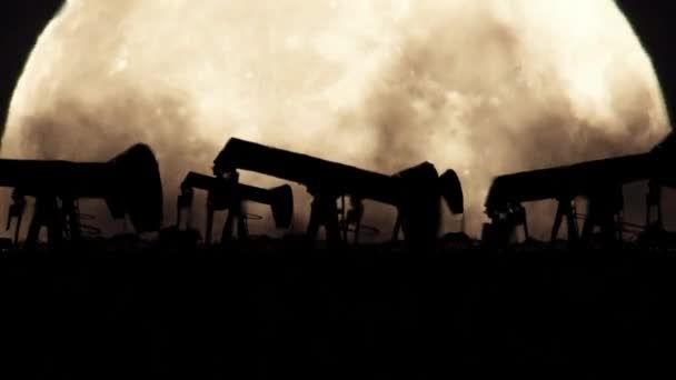 Αντλίες πετρελαίου σε φόντο πανσέληνο σε ένα μολυσμένο περιβάλλον - Πλάνα, βίντεο