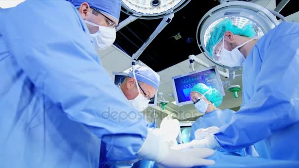 χειρουργική ομάδα εκτέλεση ορθοπεδική χειρουργική - Πλάνα, βίντεο