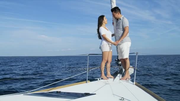 Paar segelt auf Jacht  - Filmmaterial, Video