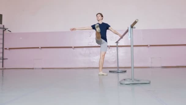 Χαρούμενα μπαλέτου χορευτής εκτέλεση στο στούντιο χορού - Πλάνα, βίντεο