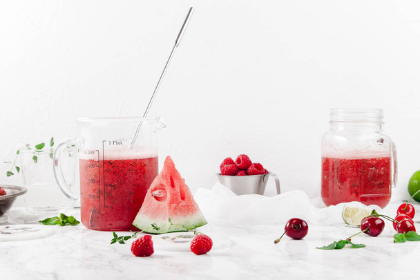 watermelon and strawberry lemonade - Foto, afbeelding