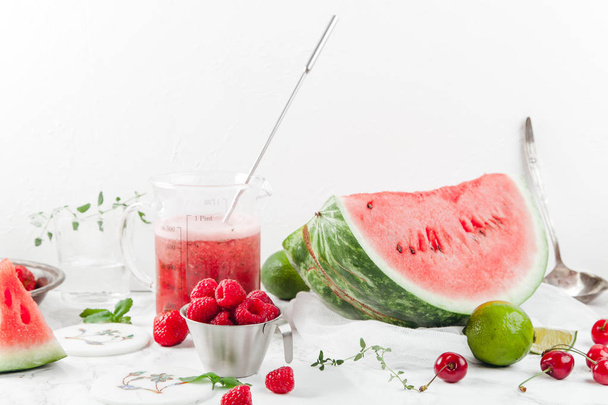  watermelon and strawberry lemonade - Foto, afbeelding