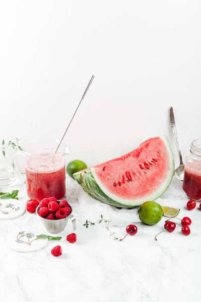  watermelon and strawberry lemonade - Valokuva, kuva