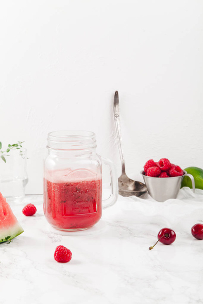 jar with watermelon and strawberry lemonade - Фото, зображення