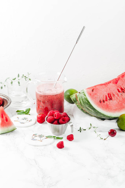 jar with watermelon and strawberry lemonade - Фото, изображение