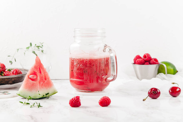 jar with watermelon and strawberry lemonade - Фото, изображение