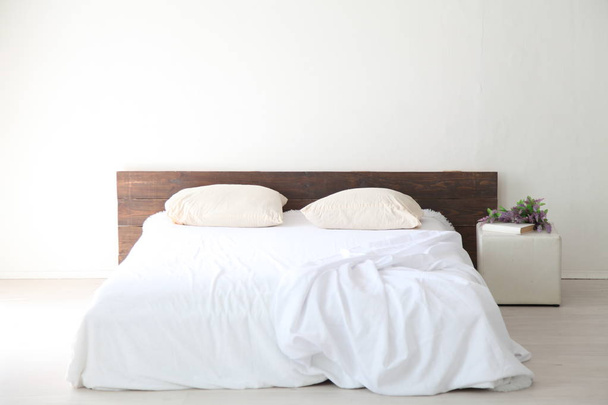 White bedroom bright interiors with bed - Foto, Bild