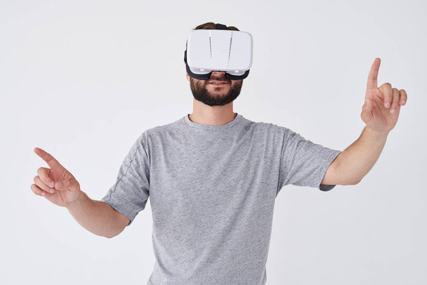 Bebaarde man virtuele werkelijkheid ervaren wees met handen  - Foto, afbeelding