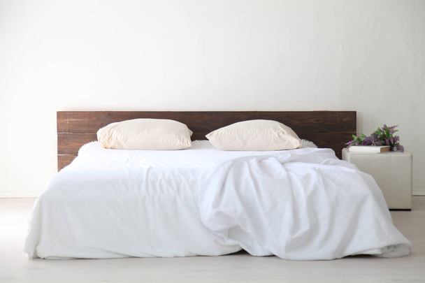 Dormitorio blanco interiores luminosos con cama
 - Foto, Imagen