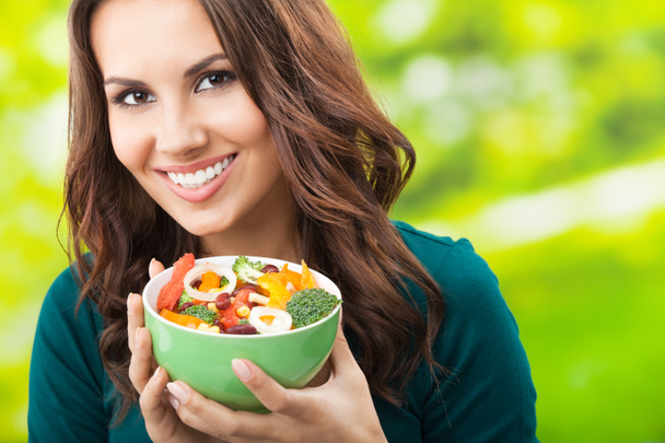 junge Frau mit Salat, im Freien - Foto, Bild