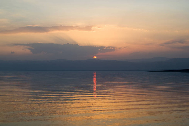 ヨルダンの死海に沈む夕日 - 写真・画像
