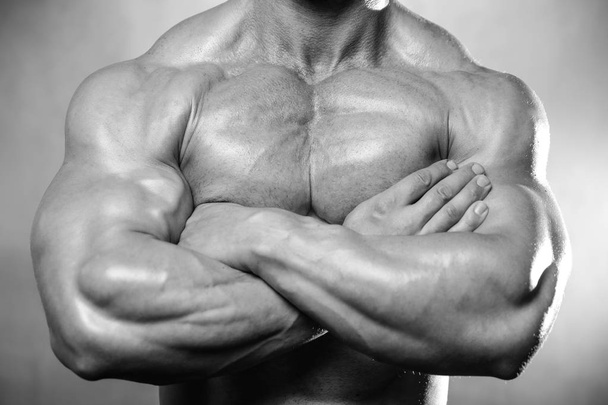 ダイエット トレーニング胸 pum に残忍な白人ハンサムなフィットネスの男性 - 写真・画像