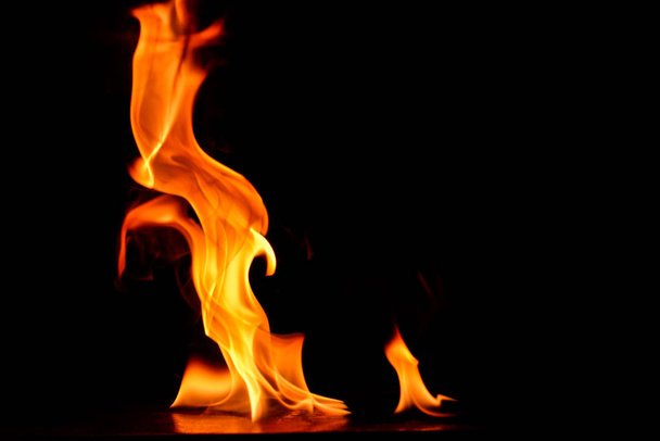 Hermosas llamas de fuego sobre fondo negro
. - Foto, imagen