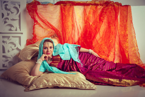 Beautiful pregnant girl in traditional Indian clothes. - Fotografie, Obrázek