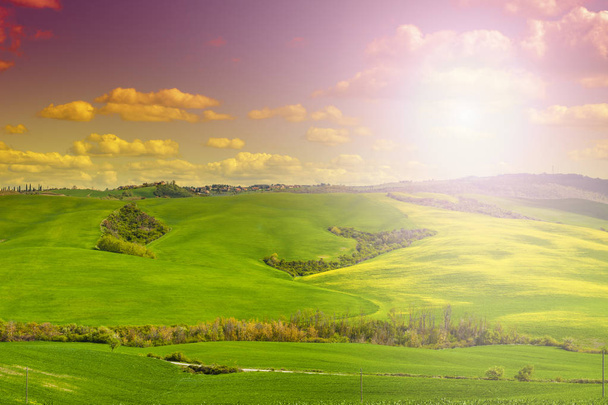 Campos, pastos y granjas al amanecer
 - Foto, imagen