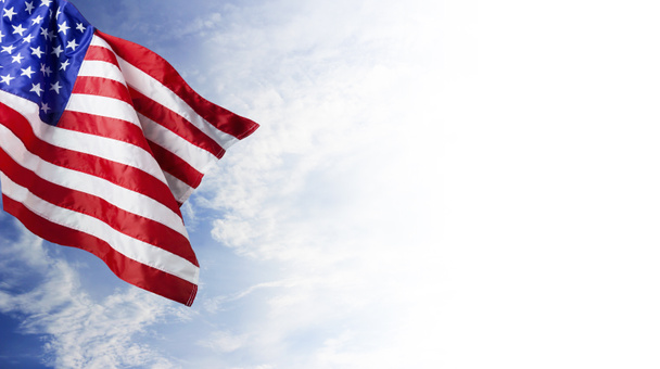 USA vlag en blauwe hemel met cloud achtergrond - Foto, afbeelding