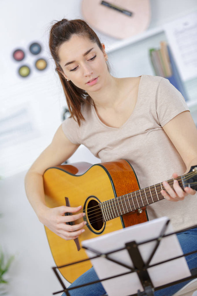 girl playing guitar indoors - Zdjęcie, obraz
