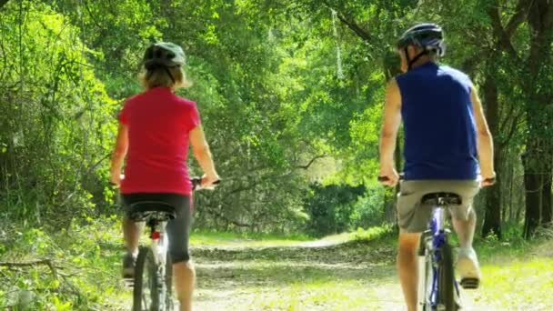 サイクリングを楽しんでいるカップル  - 映像、動画