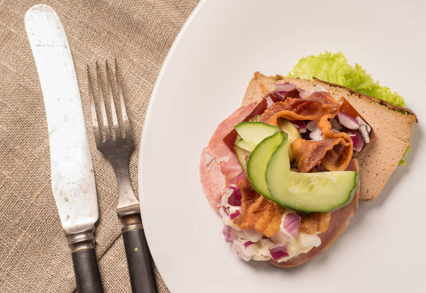 Датские блюда и национальные блюда, высококачественный открытый сэндвич
 - Фото, изображение