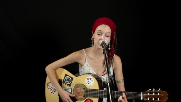 Cool stílus cigányasszony gitározik - Felvétel, videó