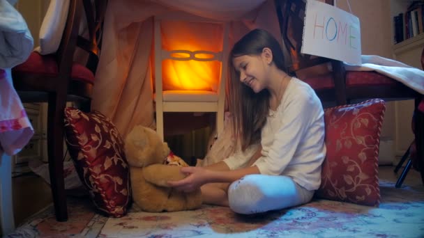 4k dolly shot de fille mignonne en pyjama jouer avec ours en peluche dans la maison auto-faite
  - Séquence, vidéo