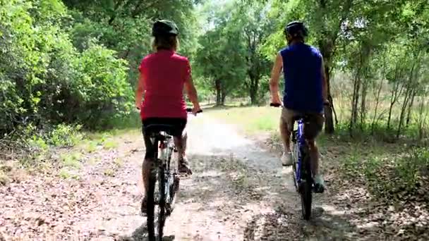 Seniors απολαμβάνοντας βόλτα με ποδήλατο  - Πλάνα, βίντεο