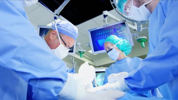 équipe chirurgicale effectuant une chirurgie orthopédique
  - Séquence, vidéo