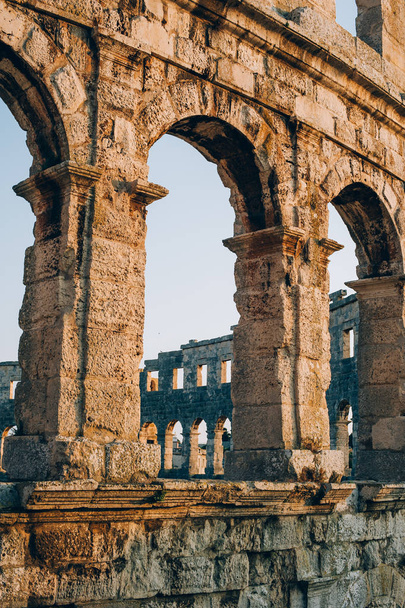 Dettagli di architettura dell'anfiteatro romano di Pola
 - Foto, immagini
