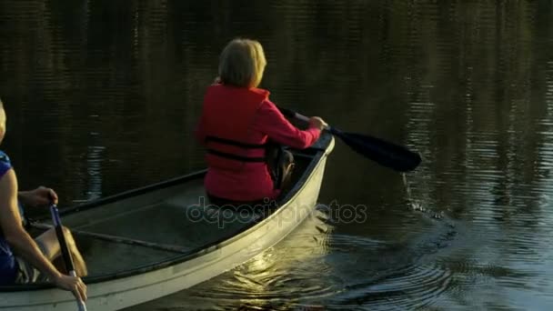 couple dans le canot sur le lac
 - Séquence, vidéo
