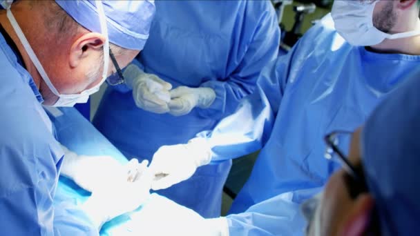 ιατρική ομάδα εκτελεί ορθοπεδική χειρουργική  - Πλάνα, βίντεο