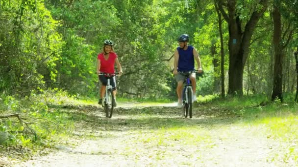 paar genieten van fietsen in het bos  - Video