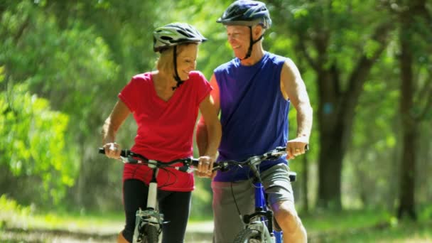 couple profitant du vélo dans la forêt
  - Séquence, vidéo