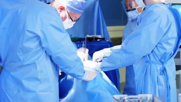 chirurgiens effectuant une opération orthopédique
 - Séquence, vidéo
