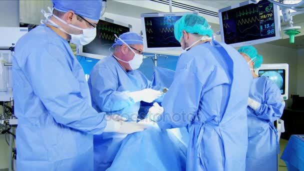 Lékařský tým školení v operační sál - Záběry, video