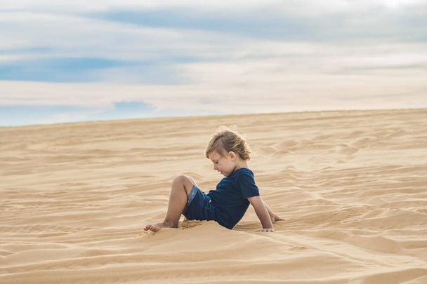 little  Boy in the desert.  - Foto, imagen
