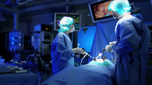 el equipo quirúrgico realiza una operación de laparoscopia
 - Metraje, vídeo