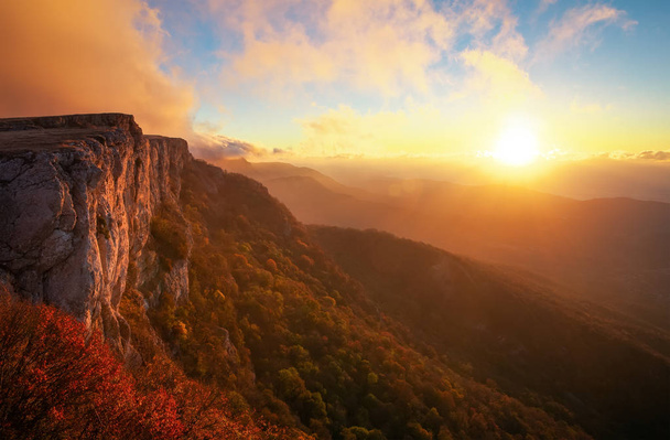 Gün batımı sırasında sonbahar zamanında güzel dağ manzarası - Fotoğraf, Görsel